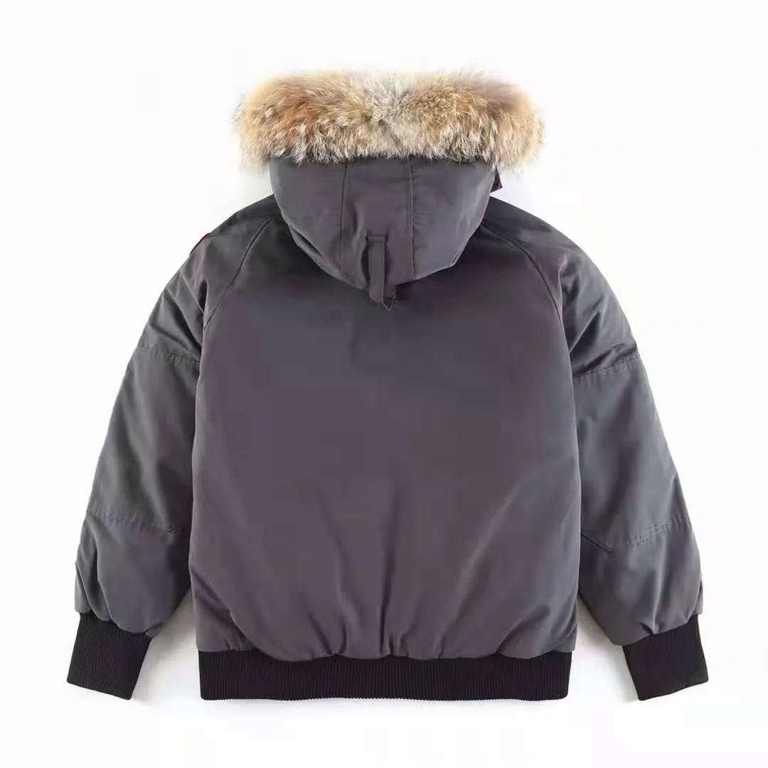 P780 with dust bag) Canada Goose Canada Goose #Chilliwack 7999M bomber jacket short down jacket ➖ Genuine synchronous anti-counterfeiting chip sensor! ➖ Imported 21-count polyester-cotton blended original fabric [last year’s 16-count/18-count hard fabrics have been completely eliminated, this year all use 21-count genuine synchronous fabrics, the soft mid-strap feels delicate and textured], genuine synchronous Feather-Light 10D waterproof coating fabric, made of 84.5 polyester fiber and 15.5 cotton, 100% the best feel in the entire network! ➖ The genuine official website is synchronized with the national standard 80 white duck down, you can check the official website customer service, there will never be a series of misleading claims such as 90 down or goose down! ➖ Using the best nylon lining with double double-layer sealing design, velvet-proof No. 7 needle + grid-filled down ready-made garments, there is 100% no so-called velvet running! ➖ The cuffs are designed with thickened seamless threads, and the collar and pockets are lined with top-quality polar fleece to keep you warm and comfortable! ➖ Yoshida YKK provides original custom-made electroplated sliders. YKK two-way lockable zippers are tight and smooth and will not peel off paint! ➖ 3M composite guarantees that the Velcro is the same as the original, durable, and all accessories and hardware are custom-made! ➖ Imported BEHRINGER embroidery machine to customize the 10,000-needle embroidery logo, 98% of which can be reproduced to restore the original logo. You can check and compare on the official website! 01 models for men and women SIZE: XS S M L XL XXL